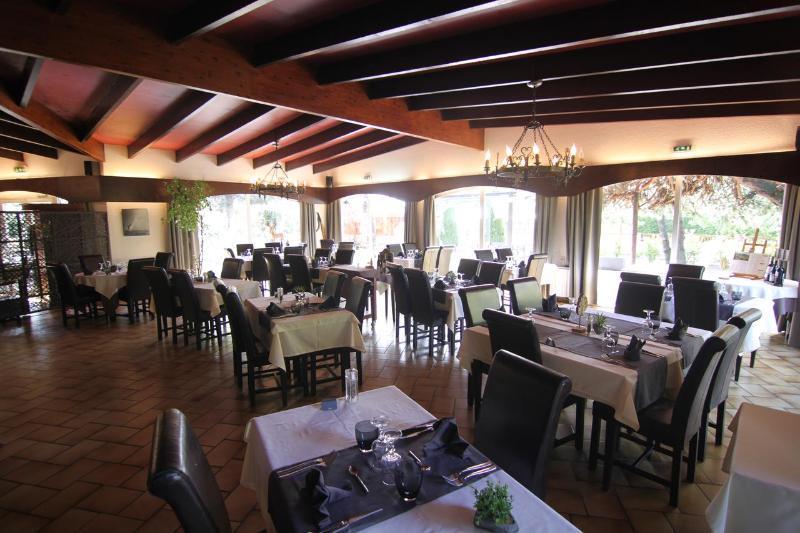 אמבראן Logis Hotel Le Lac מראה חיצוני תמונה